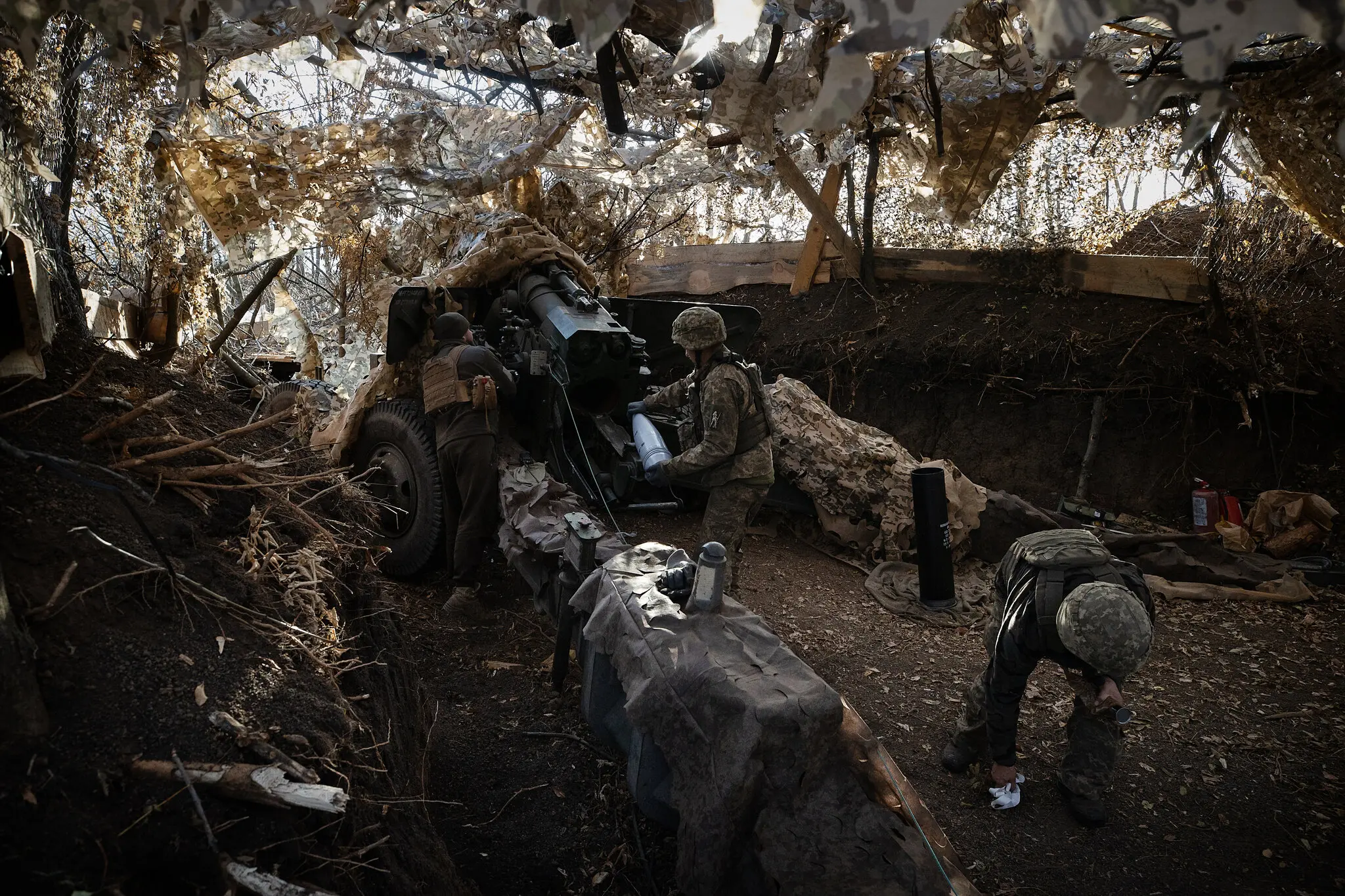 Українські військові ведуть вогонь по наступаючих російських військах у районі Покровська на сході України в листопаді. Імпульс на головному фронті війни більше року був на користь Росії